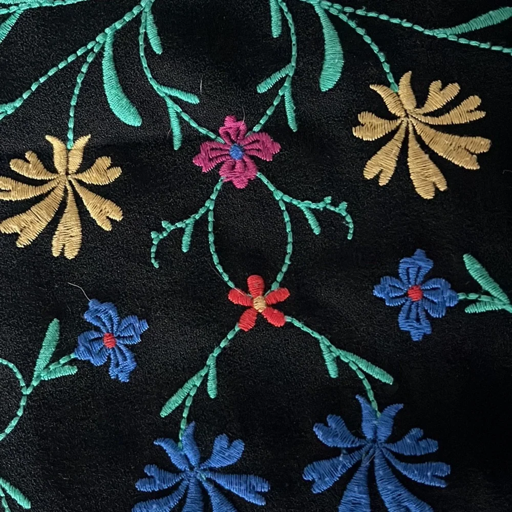 Embroidered Tank - Picture 4 of 4